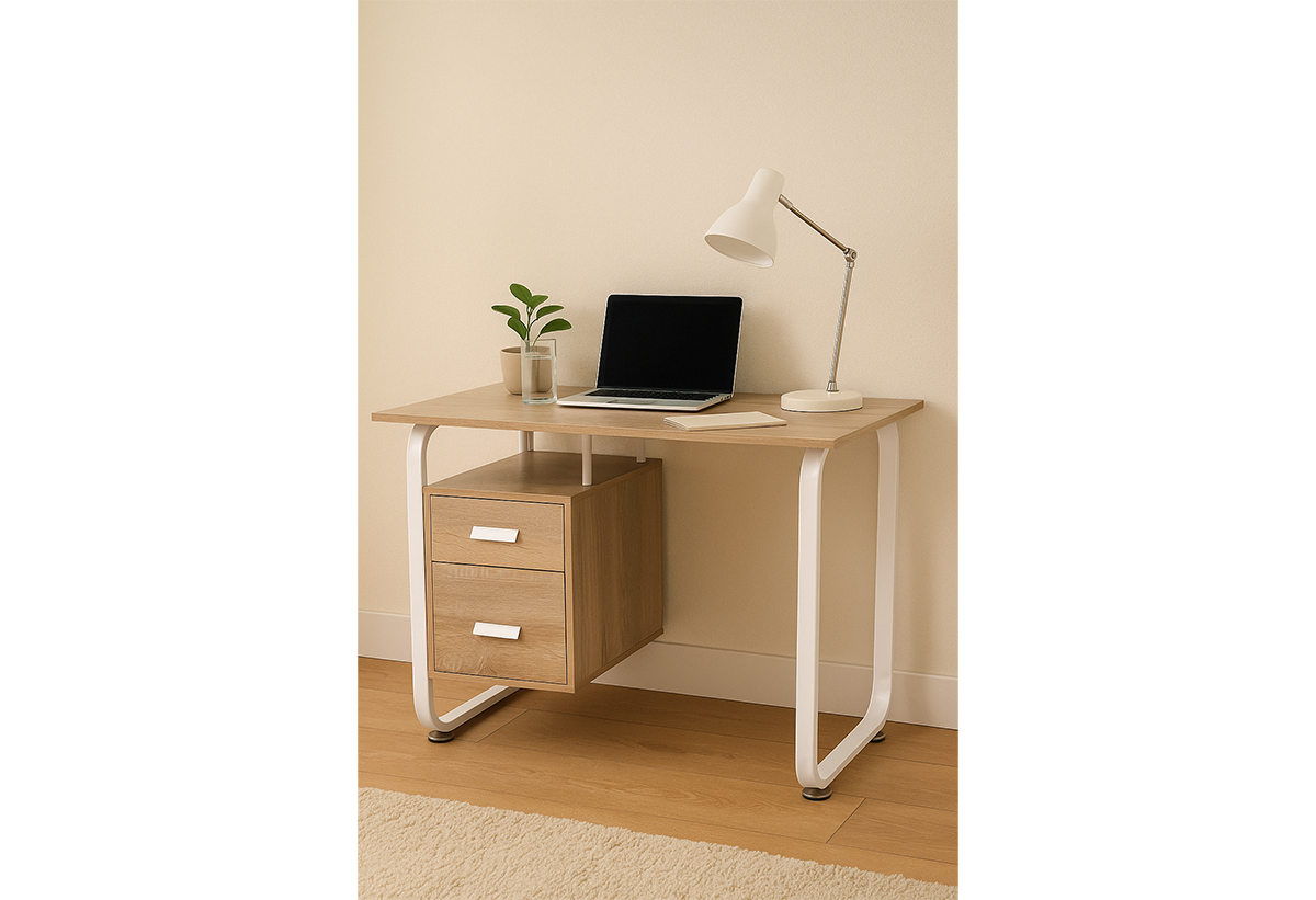 Απεικονίζεται το γραφείο σε δωμάτιο, με λάπτοπ, φωτιστικό και διακοσμητικά πάνω του..